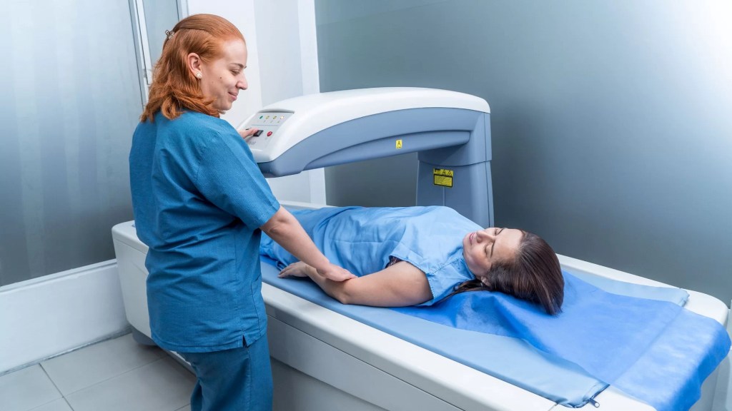 Densitometría ósea: el examen que protege huesos y previene&nbsp;fracturas